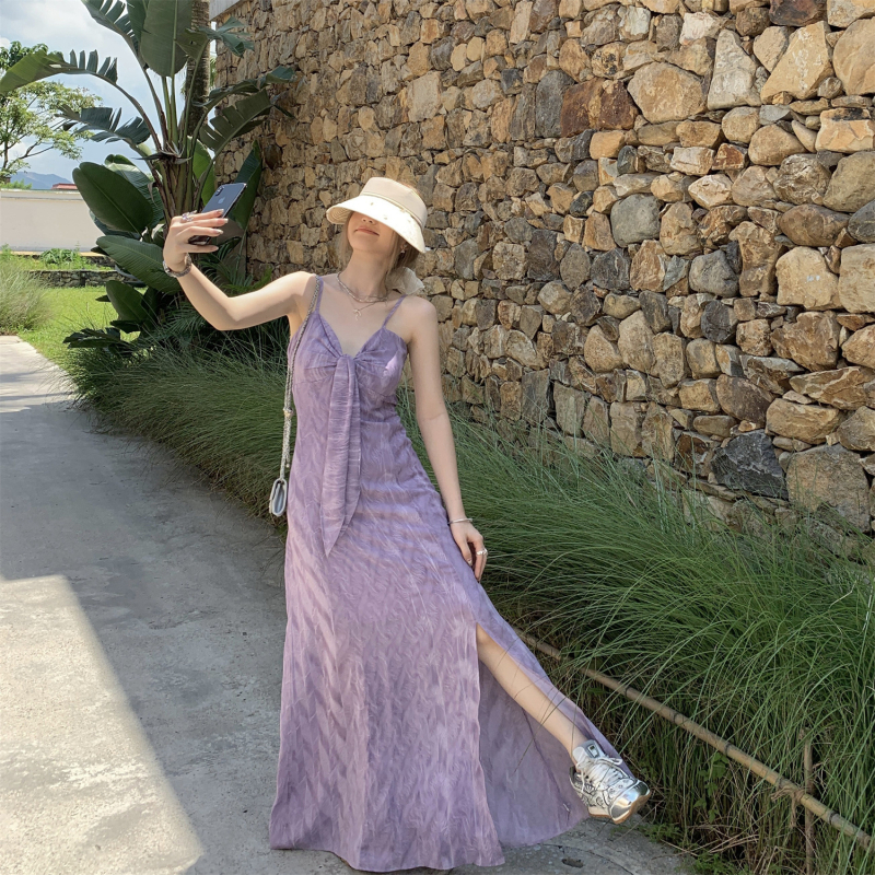 Pikk suvine kleit tie-dye mustriga, õhukesed õlapaelad, V-kaelus ja A-liin siluett