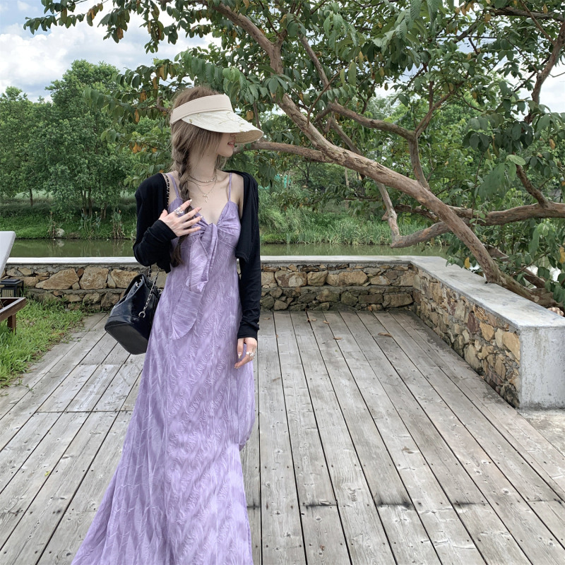 Pikk suvine kleit tie-dye mustriga, õhukesed õlapaelad, V-kaelus ja A-liin siluett