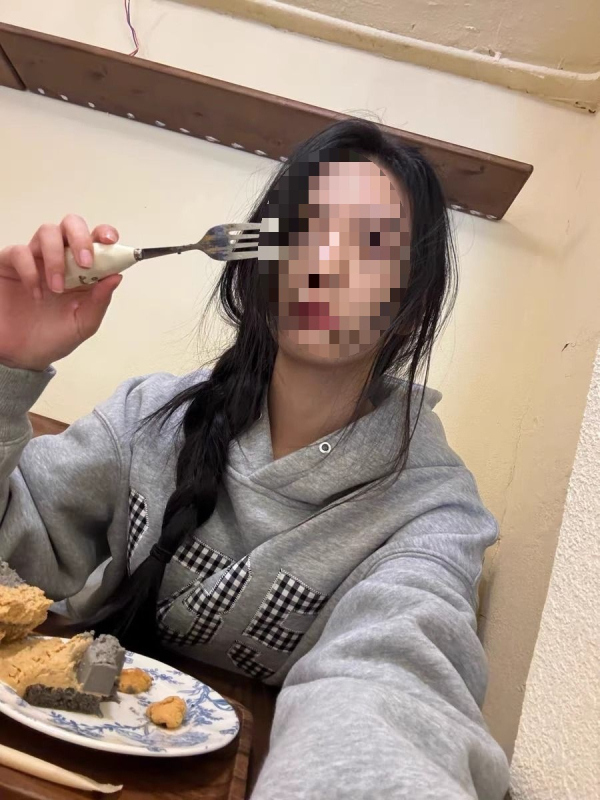 Hoodie od chenille s izšivenim kariranim uzorkom, fleece podstava, širok kroj, sadrži spandeks