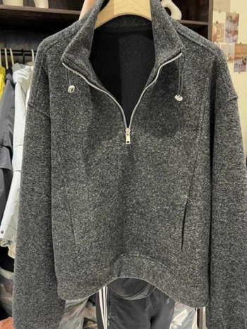 Ženski džemper s flis podstavkom, polu-zip i stojeći ovratnik, udoban kroj, poliester