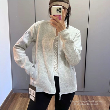 Flīsa jaka no kokvilnas ar svītrainu rakstu, kapuce ar noņemamu funkciju, elpojoša ultra‑ļauta heattech ar poliestera odere