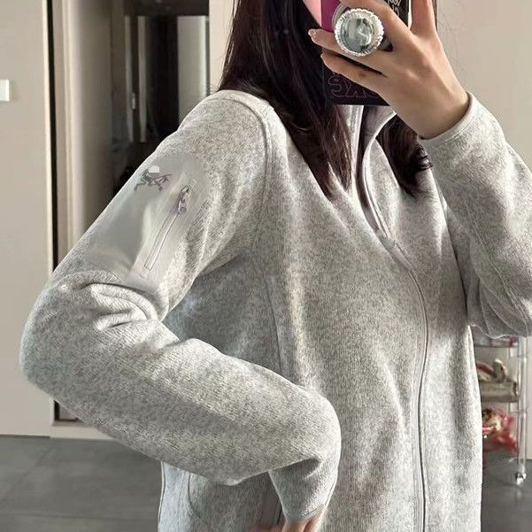 Flīsa jaka no kokvilnas ar svītrainu rakstu, kapuce ar noņemamu funkciju, elpojoša ultra‑ļauta heattech ar poliestera odere