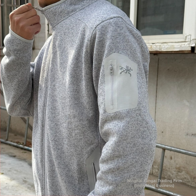 Flīsa jaka no kokvilnas ar svītrainu rakstu, kapuce ar noņemamu funkciju, elpojoša ultra‑ļauta heattech ar poliestera odere