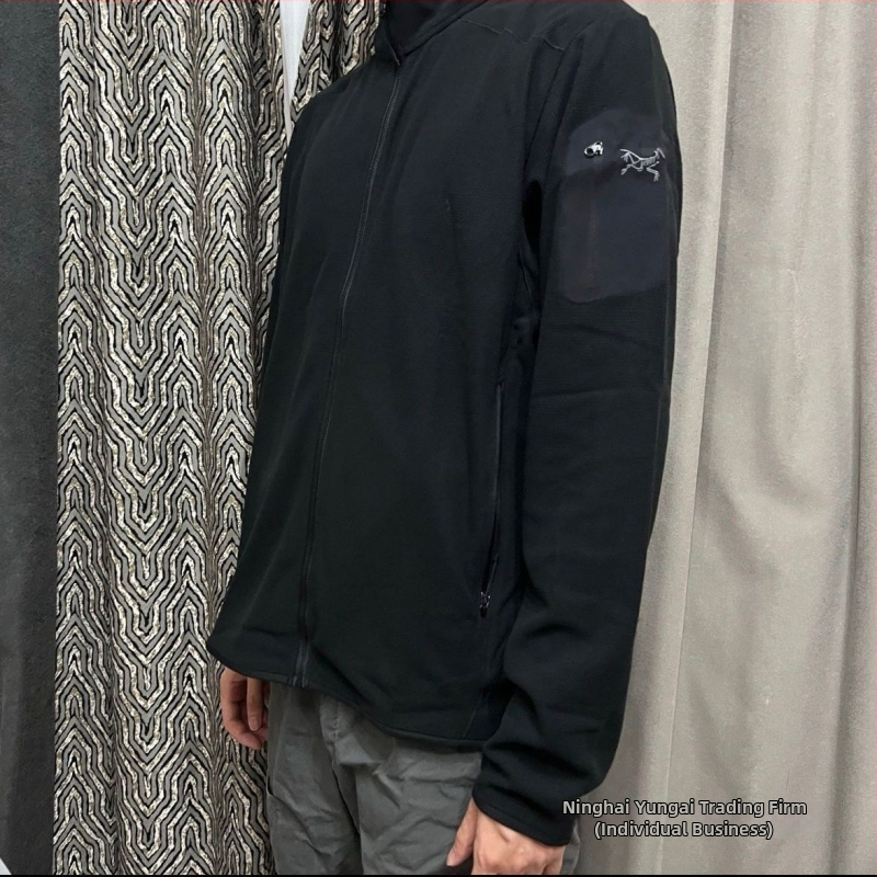 Flīsa jaka no kokvilnas ar svītrainu rakstu, kapuce ar noņemamu funkciju, elpojoša ultra‑ļauta heattech ar poliestera odere