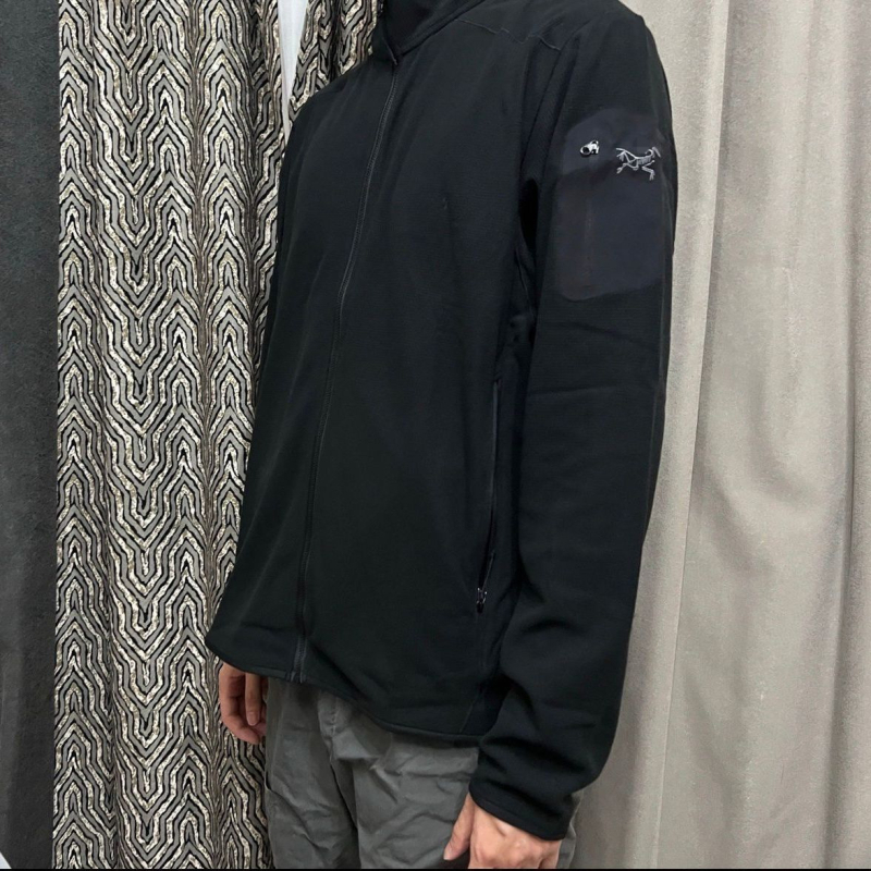 Flīsa jaka no kokvilnas ar svītrainu rakstu, kapuce ar noņemamu funkciju, elpojoša ultra‑ļauta heattech ar poliestera odere