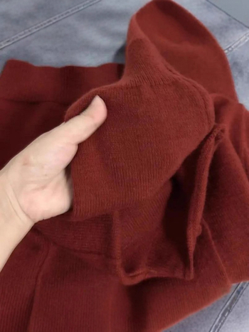 Pleteni džemper s kapulom i polustojnim ovratnikom; Arctic fleece podstava; pleteni uzorak; dugi rukavi; standardna duljina