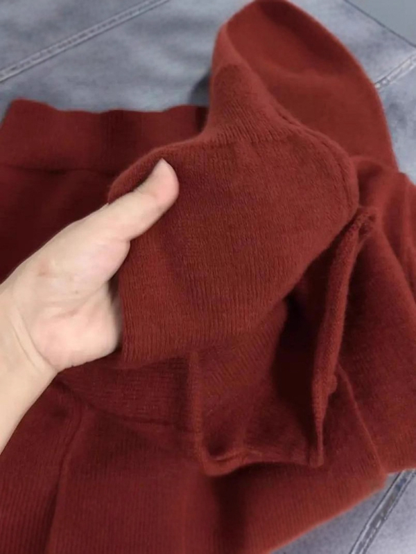 Pleteni džemper s kapulom i polustojnim ovratnikom; Arctic fleece podstava; pleteni uzorak; dugi rukavi; standardna duljina