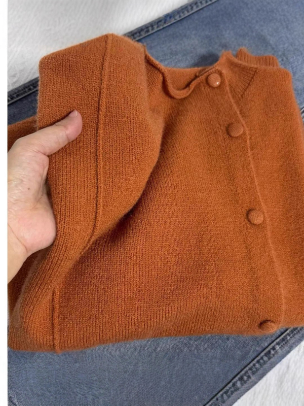 Pleteni džemper s kapulom i polustojnim ovratnikom; Arctic fleece podstava; pleteni uzorak; dugi rukavi; standardna duljina