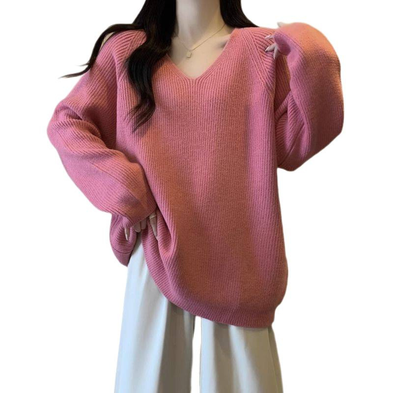 Pulover širokog kroja s V-izrezom, chenille pleteni materijal, spuštena ramena i izvezeni ukras