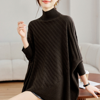 Ženski udobno široki pleteni džemper s polu-visokim ovratnikom i batwing rukavima, od vune i poliestera, srednje duljine.