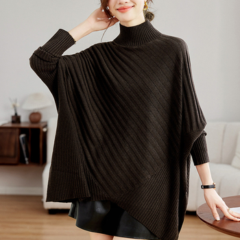 Ženski udobno široki pleteni džemper s polu-visokim ovratnikom i batwing rukavima, od vune i poliestera, srednje duljine.