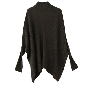 Ženski udobno široki pleteni džemper s polu-visokim ovratnikom i batwing rukavima, od vune i poliestera, srednje duljine.