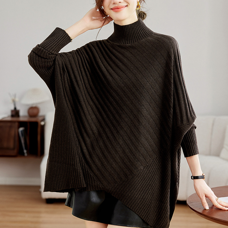 Ženski udobno široki pleteni džemper s polu-visokim ovratnikom i batwing rukavima, od vune i poliestera, srednje duljine.