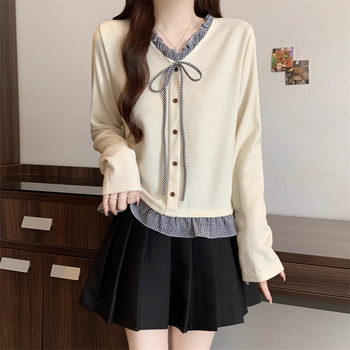 Pleteni top s dugim rukavima i lažnim dvodijelnim dizajnom, uzorak usklađivanja boja, kapuljača, V-izrez, poliester, duljina 50–65 cm