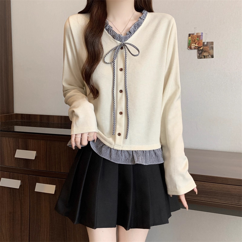 Pleteni top s dugim rukavima i lažnim dvodijelnim dizajnom, uzorak usklađivanja boja, kapuljača, V-izrez, poliester, duljina 50–65 cm