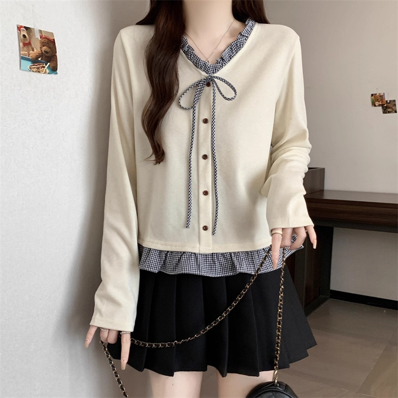 Pleteni top s dugim rukavima i lažnim dvodijelnim dizajnom, uzorak usklađivanja boja, kapuljača, V-izrez, poliester, duljina 50–65 cm