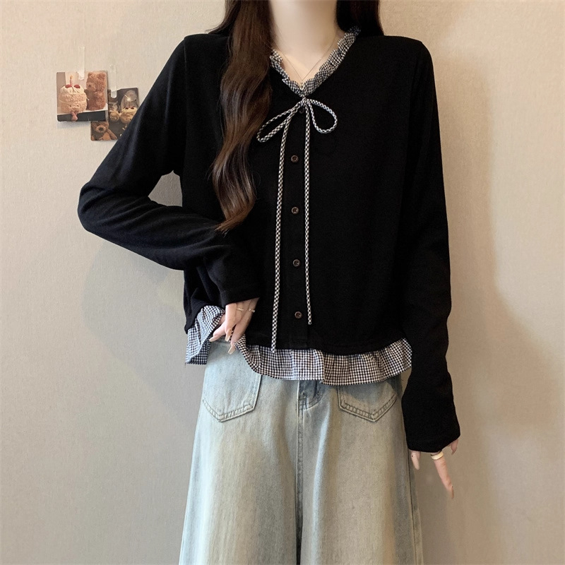 Pleteni top s dugim rukavima i lažnim dvodijelnim dizajnom, uzorak usklađivanja boja, kapuljača, V-izrez, poliester, duljina 50–65 cm