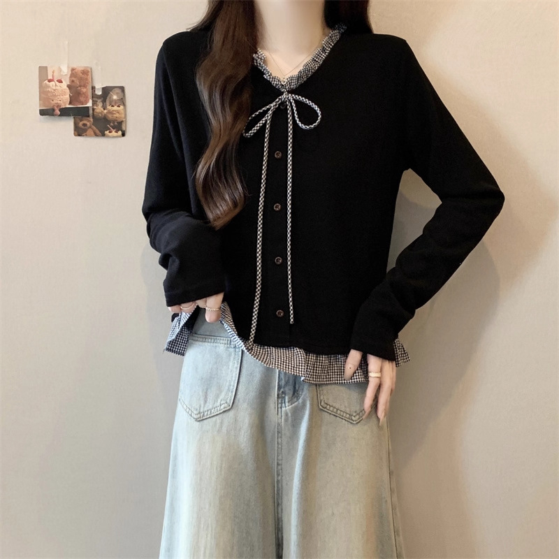 Pleteni top s dugim rukavima i lažnim dvodijelnim dizajnom, uzorak usklađivanja boja, kapuljača, V-izrez, poliester, duljina 50–65 cm