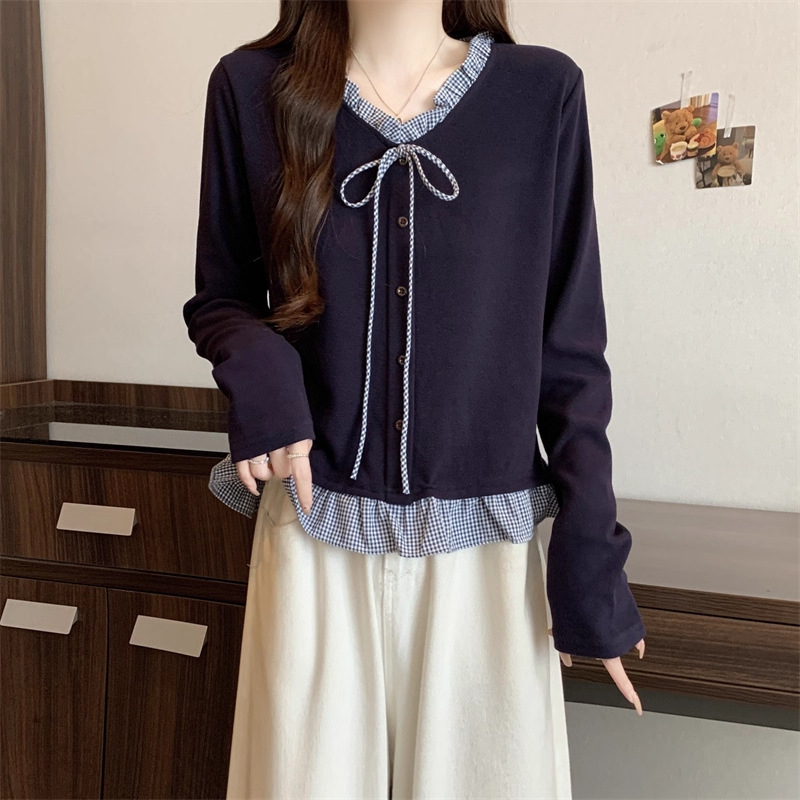 Pleteni top s dugim rukavima i lažnim dvodijelnim dizajnom, uzorak usklađivanja boja, kapuljača, V-izrez, poliester, duljina 50–65 cm