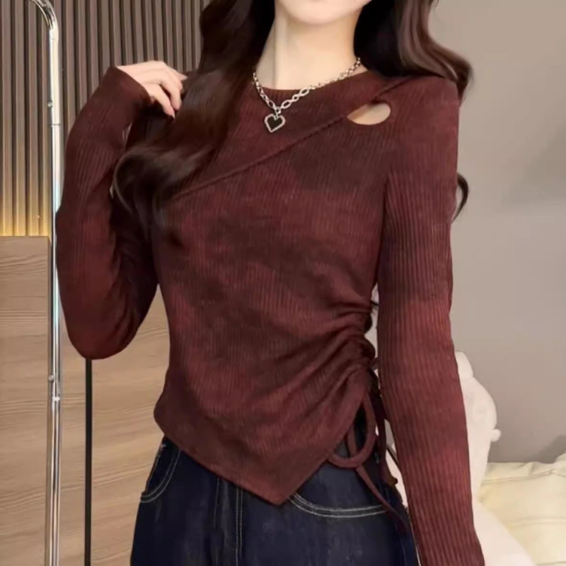 Dugi rukav pleteni top s detaljem kolage/spajanja — poliester mješavina (50–70% + 30–50%) — okrugli izrez, slim fit