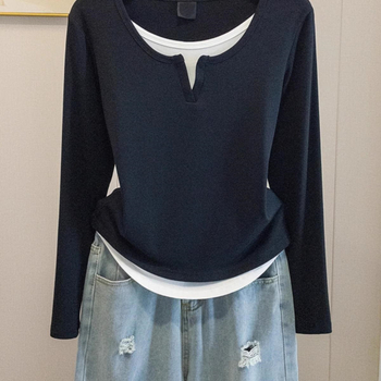 Tricou cu model geometric (țesătură plată, decolteu în V, mâneci lungi, croială Slim)