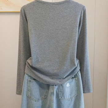 Tricou cu model geometric (țesătură plată, decolteu în V, mâneci lungi, croială Slim)