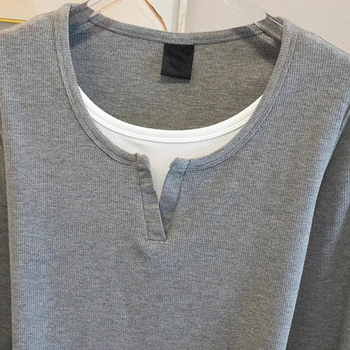 Tricou cu model geometric (țesătură plată, decolteu în V, mâneci lungi, croială Slim)