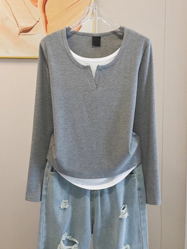 Tricou cu model geometric (țesătură plată, decolteu în V, mâneci lungi, croială Slim)