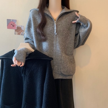 Cardigan tricotat din chenille cu lână de oaie, croială lejeră, glugă, umeri căzuți, jacquard