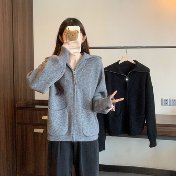 Cardigan tricotat din chenille cu lână de oaie, croială lejeră, glugă, umeri căzuți, jacquard