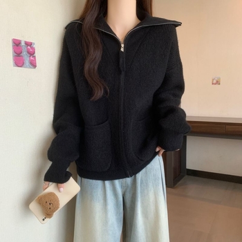 Cardigan tricotat din chenille cu lână de oaie, croială lejeră, glugă, umeri căzuți, jacquard