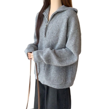 Cardigan tricotat din chenille cu lână de oaie, croială lejeră, glugă, umeri căzuți, jacquard