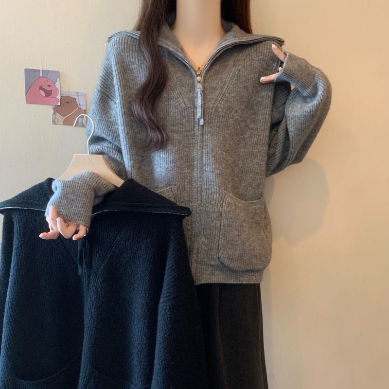 Cardigan tricotat din chenille cu lână de oaie, croială lejeră, glugă, umeri căzuți, jacquard