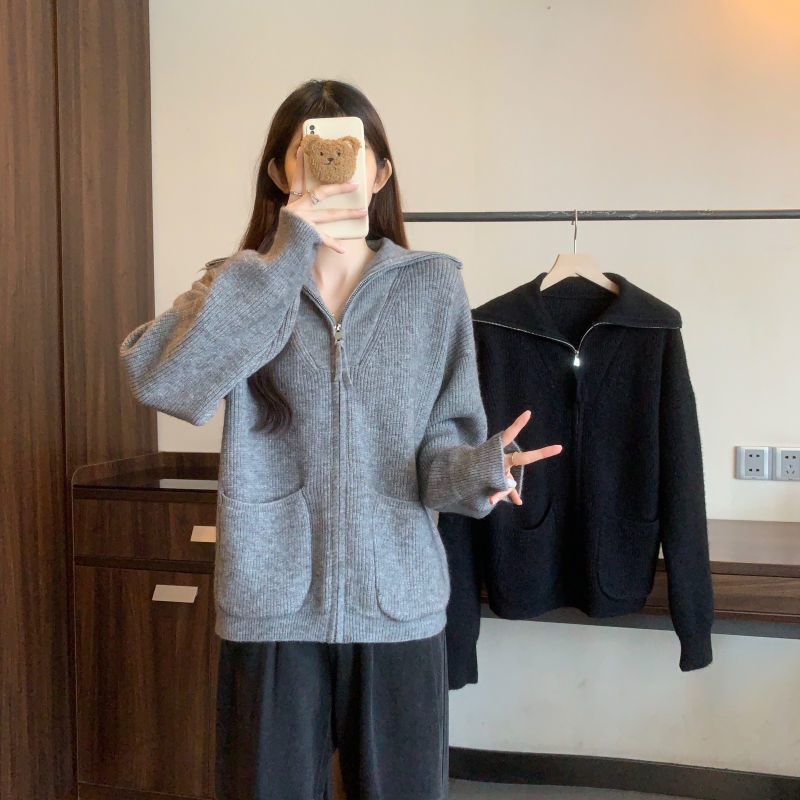 Cardigan tricotat din chenille cu lână de oaie, croială lejeră, glugă, umeri căzuți, jacquard