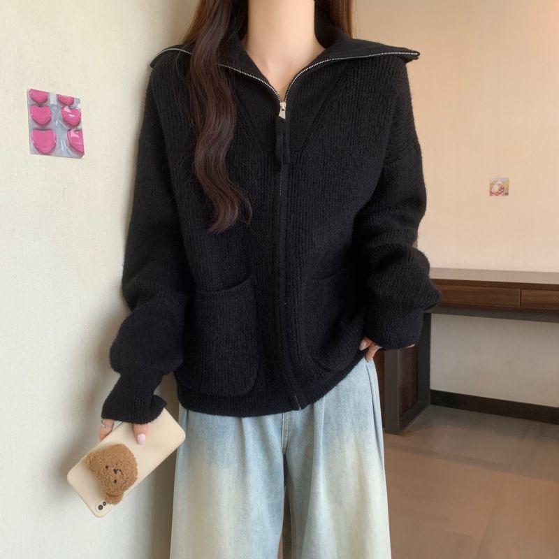 Cardigan tricotat din chenille cu lână de oaie, croială lejeră, glugă, umeri căzuți, jacquard