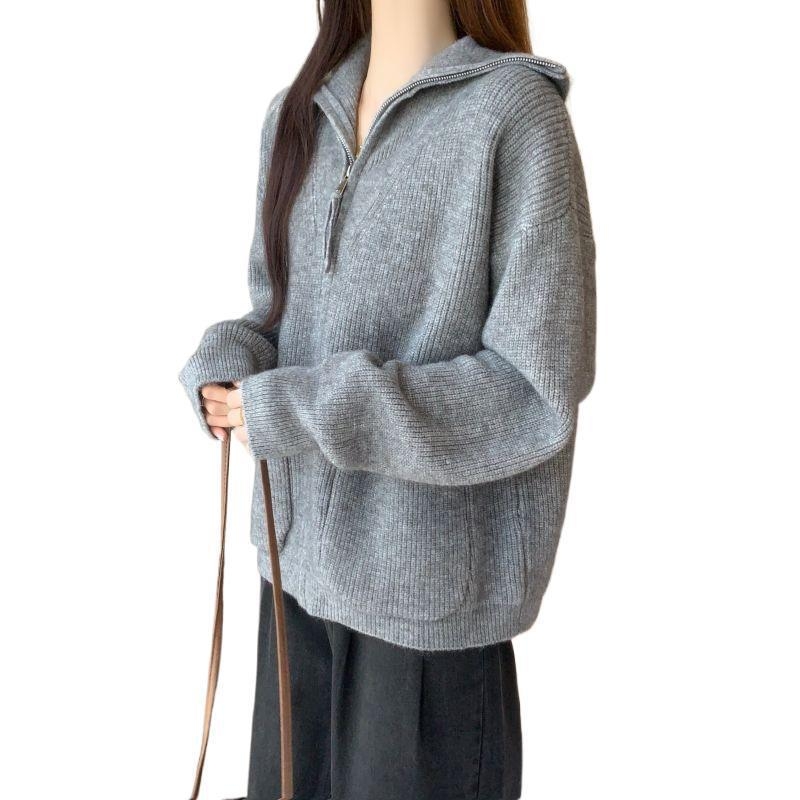 Cardigan tricotat din chenille cu lână de oaie, croială lejeră, glugă, umeri căzuți, jacquard