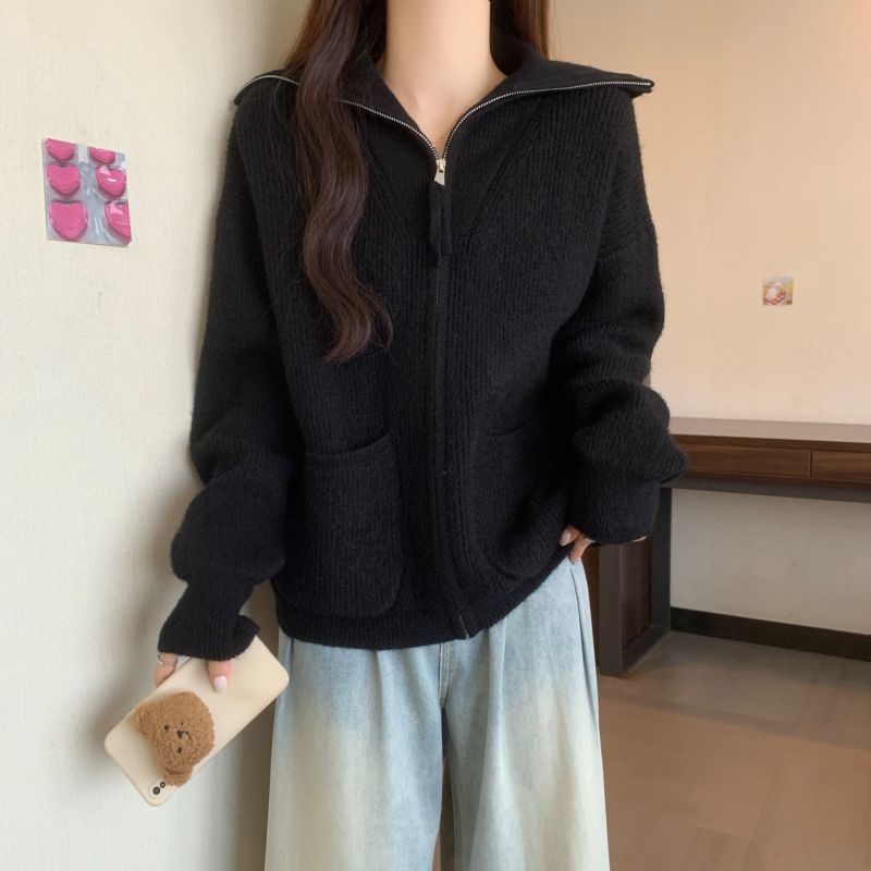 Cardigan tricotat din chenille cu lână de oaie, croială lejeră, glugă, umeri căzuți, jacquard