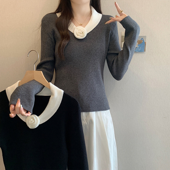 Pulover tricotat cu glugă, decolteu în V, model floral 3D și cusături tip colaj, din viscoză