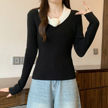 Pulover tricotat cu glugă, decolteu în V, model floral 3D și cusături tip colaj, din viscoză