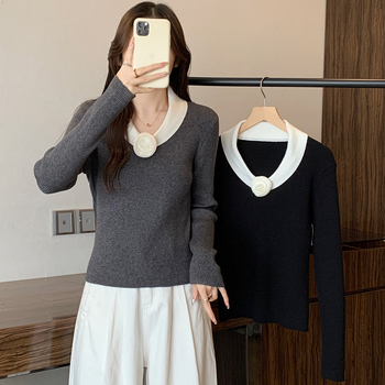 Pulover tricotat cu glugă, decolteu în V, model floral 3D și cusături tip colaj, din viscoză