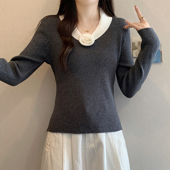 Pulover tricotat cu glugă, decolteu în V, model floral 3D și cusături tip colaj, din viscoză