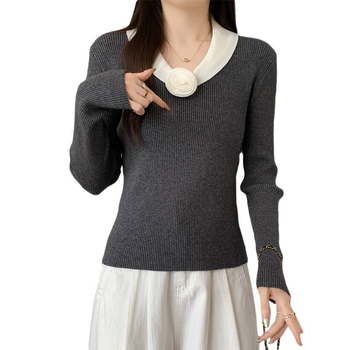 Pulover tricotat cu glugă, decolteu în V, model floral 3D și cusături tip colaj, din viscoză