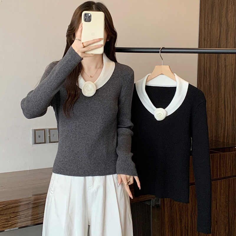 Pulover tricotat cu glugă, decolteu în V, model floral 3D și cusături tip colaj, din viscoză