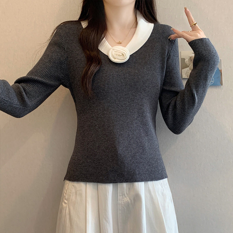 Pulover tricotat cu glugă, decolteu în V, model floral 3D și cusături tip colaj, din viscoză