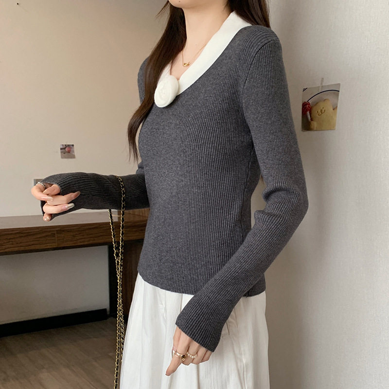 Pulover tricotat cu glugă, decolteu în V, model floral 3D și cusături tip colaj, din viscoză