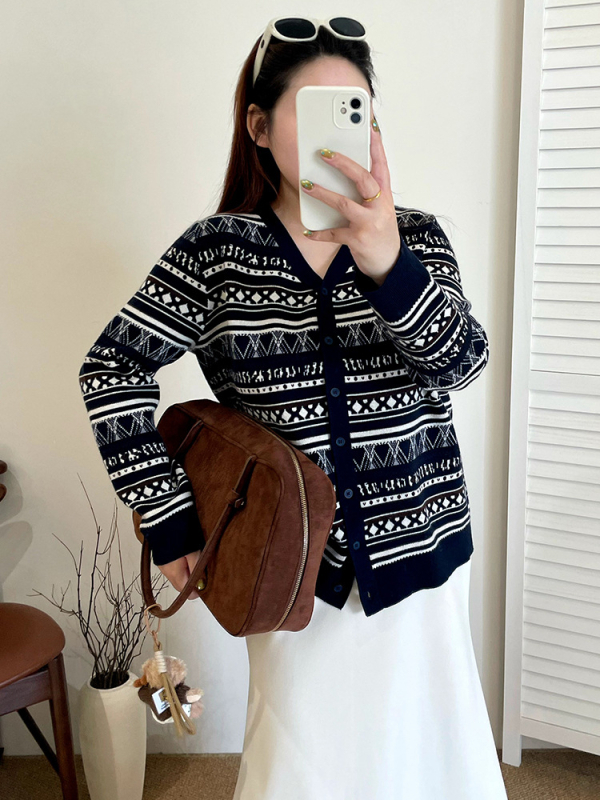 Cardigan tricotat retro Naili, jacquard, decolteu în V, mâneci raglan, amestec poliester-viscose, iarnă 2025