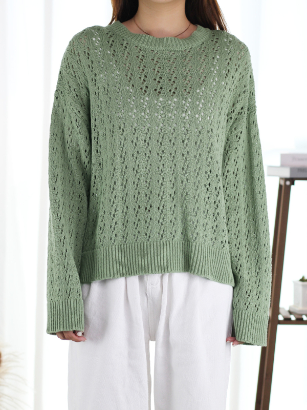 Pulover tricotat cu glugă, croială lejeră, perforații, guler rotund, mâneci lungi