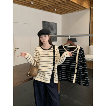 Cardigan tricotat în dungi, mâneci lungi, guler rotund, închidere cu nasture simplu, fibră acrilică, toamnă 2025, compoziție principală 30–50%