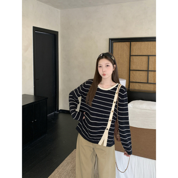 Cardigan tricotat în dungi, mâneci lungi, guler rotund, închidere cu nasture simplu, fibră acrilică, toamnă 2025, compoziție principală 30–50%