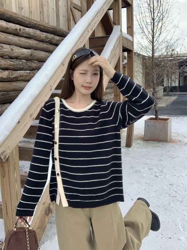 Cardigan tricotat în dungi, mâneci lungi, guler rotund, închidere cu nasture simplu, fibră acrilică, toamnă 2025, compoziție principală 30–50%